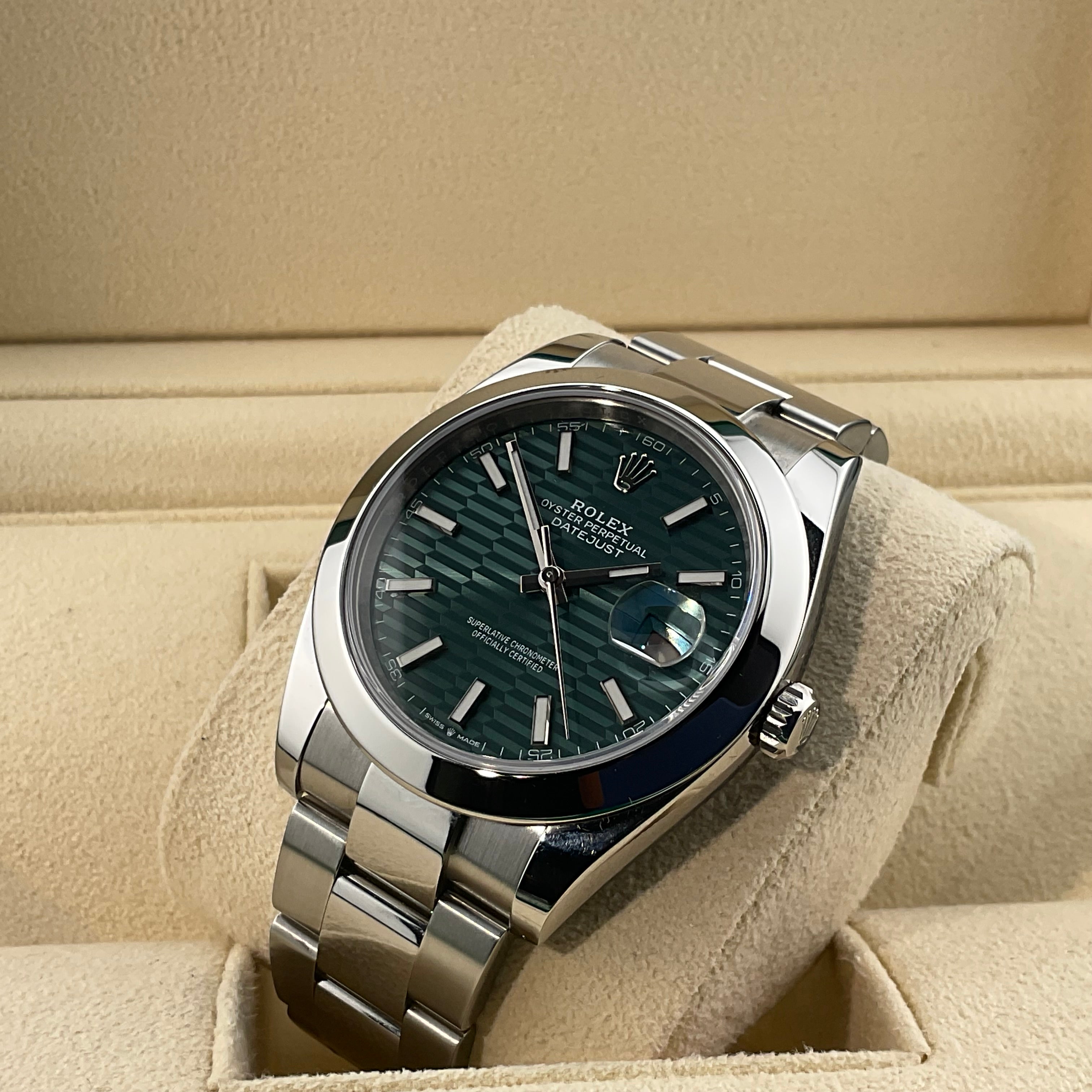 Rolex Datejust 41 | 126300 grün motif oyster | 2022 | full set