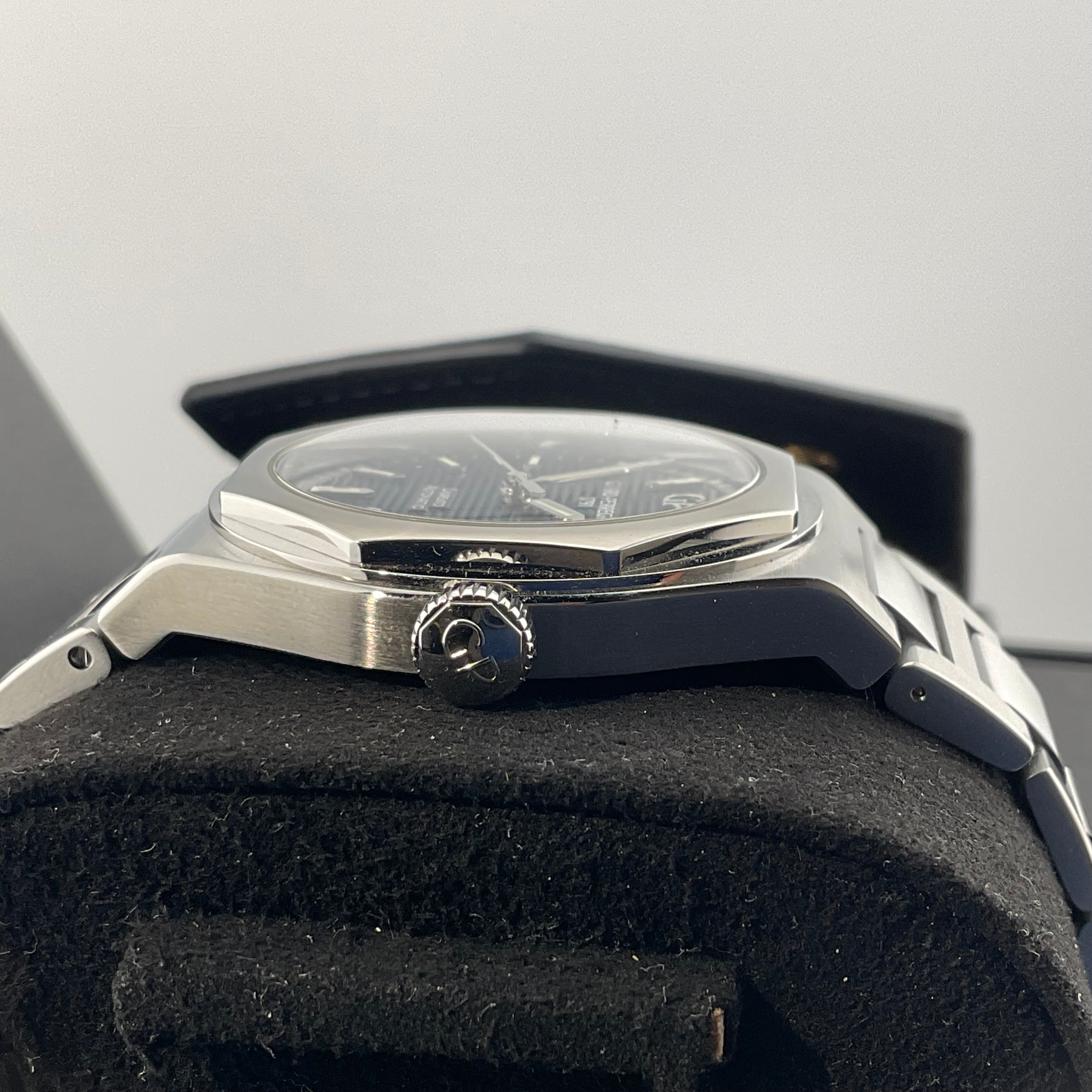 Girard Perregaux | Laureato 42 | 81010-11-431-11A | 2022 | Full