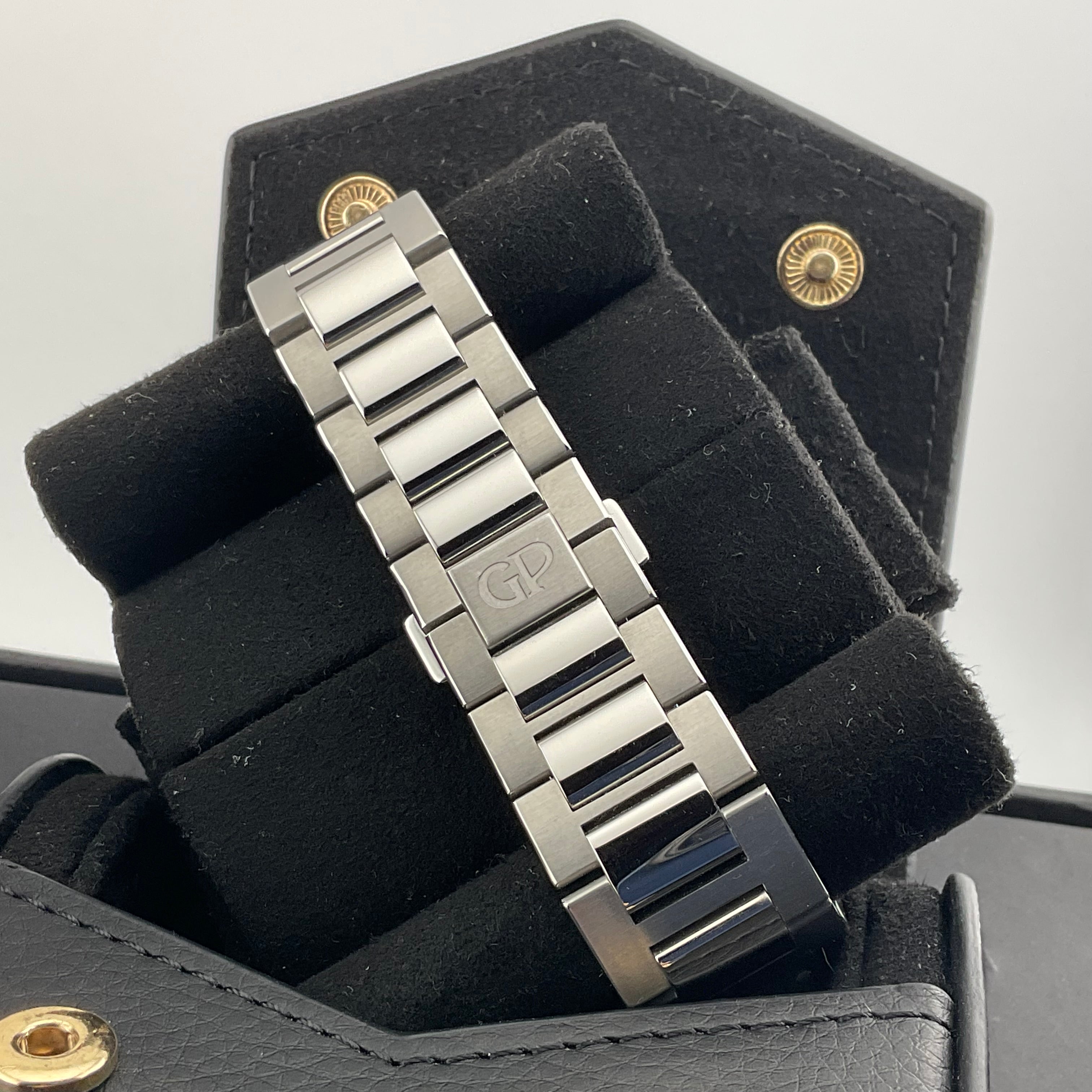 Girard Perregaux | Laureato 42 | 81010-11-431-11A | 2022 | Full