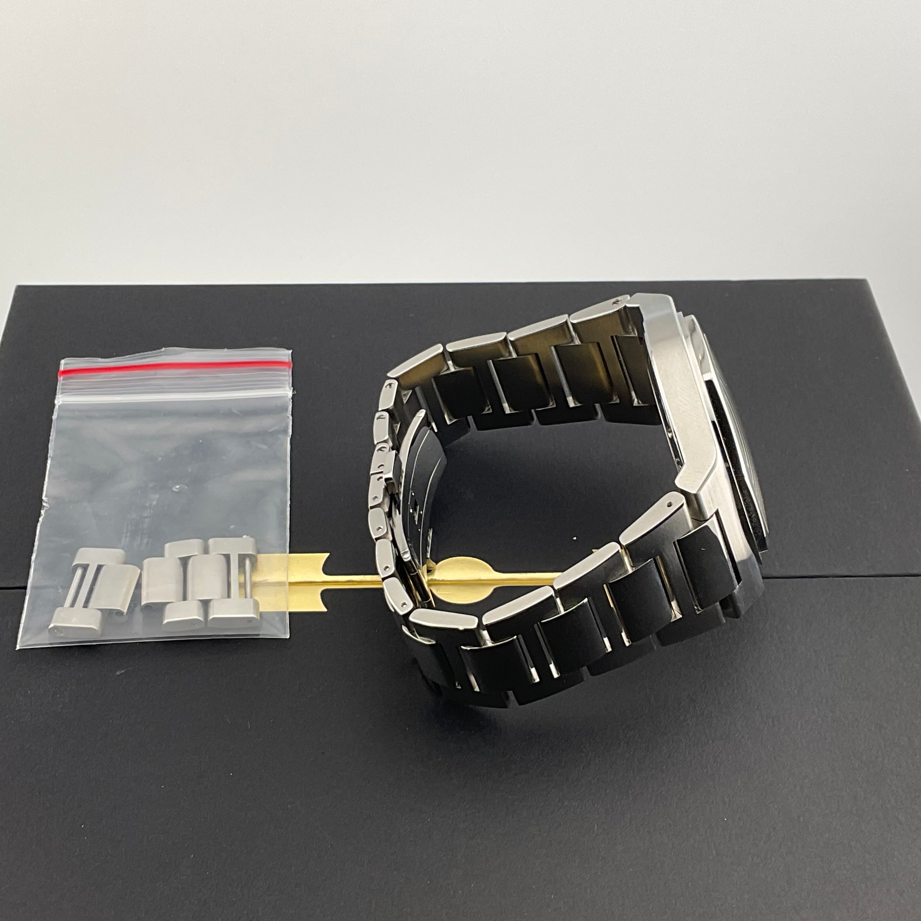 Girard Perregaux | Laureato 42 | 81010-11-431-11A | 2022 | Full