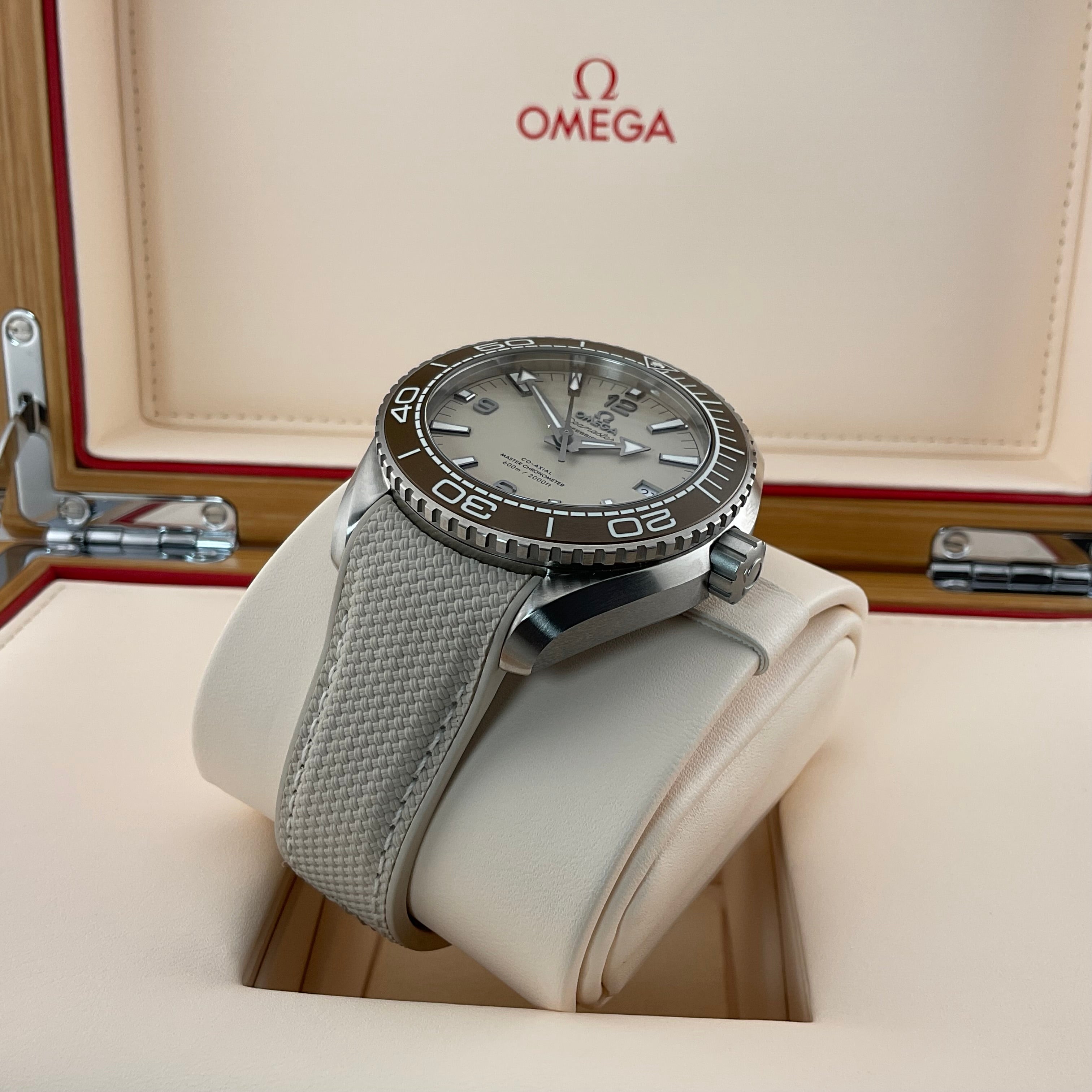 Omega Planet Ocean 600m | 215.32.44.21.09.001 | 2026 | full set
