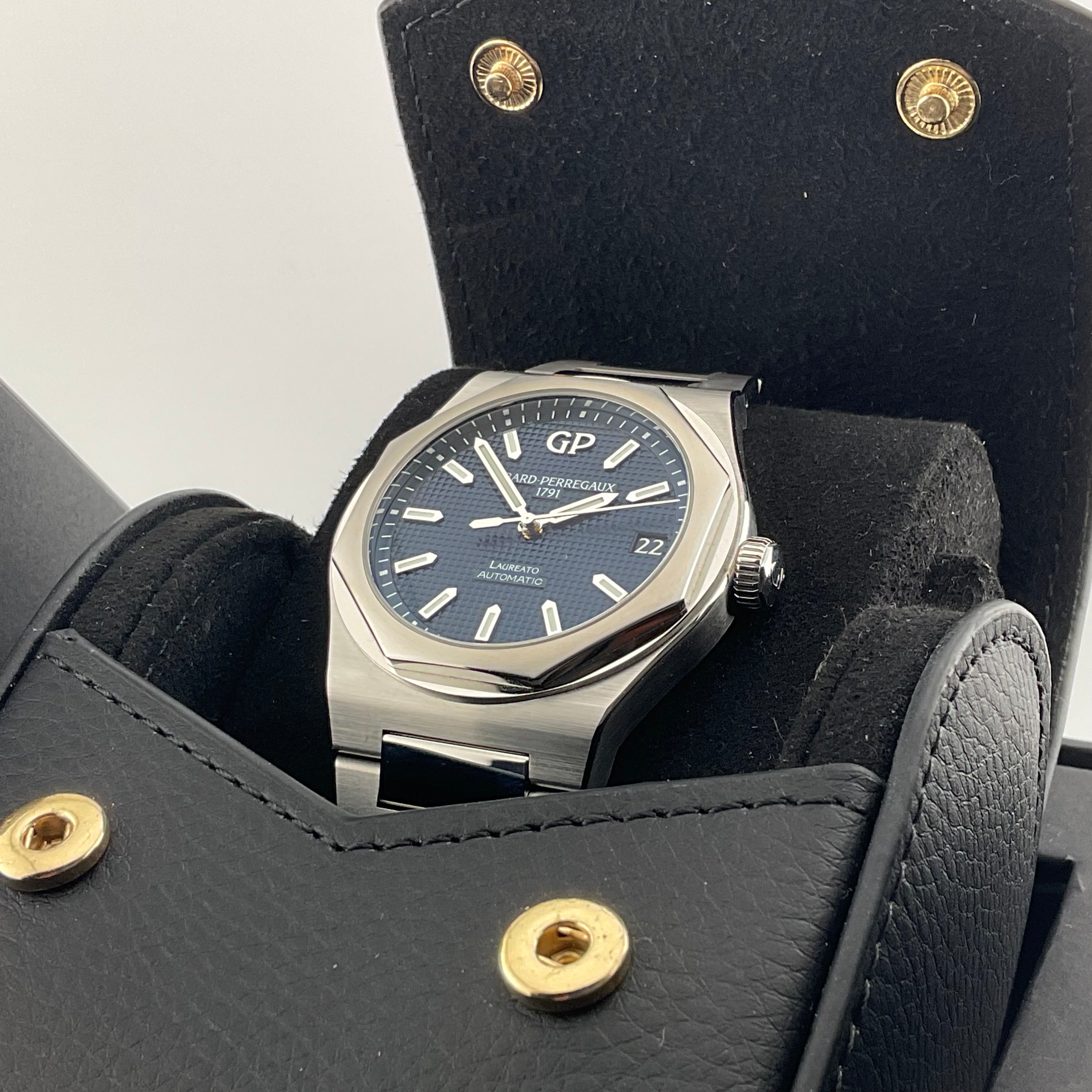 Girard Perregaux | Laureato 42 | 81010-11-431-11A | 2022 | Full