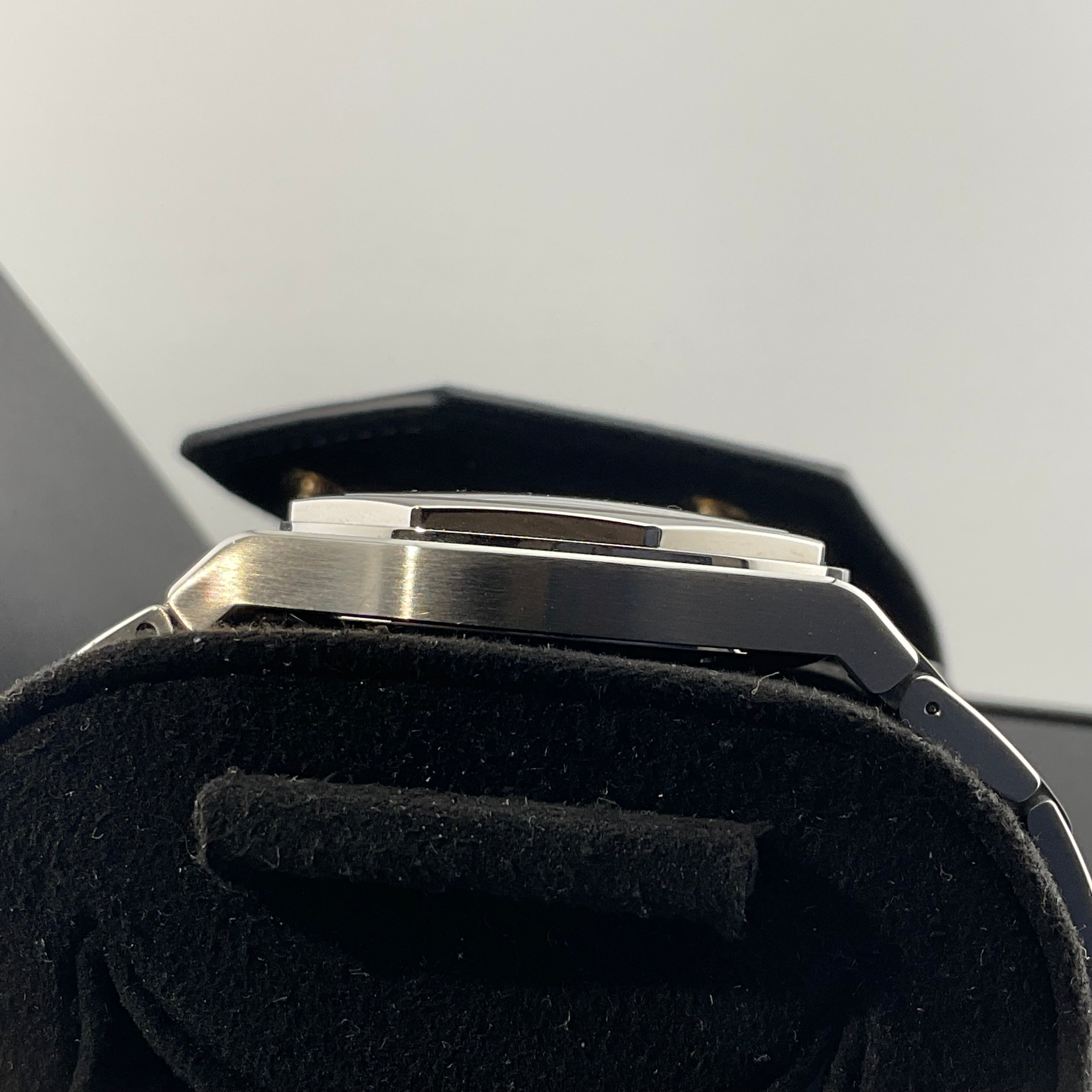 Girard Perregaux | Laureato 42 | 81010-11-431-11A | 2022 | Full