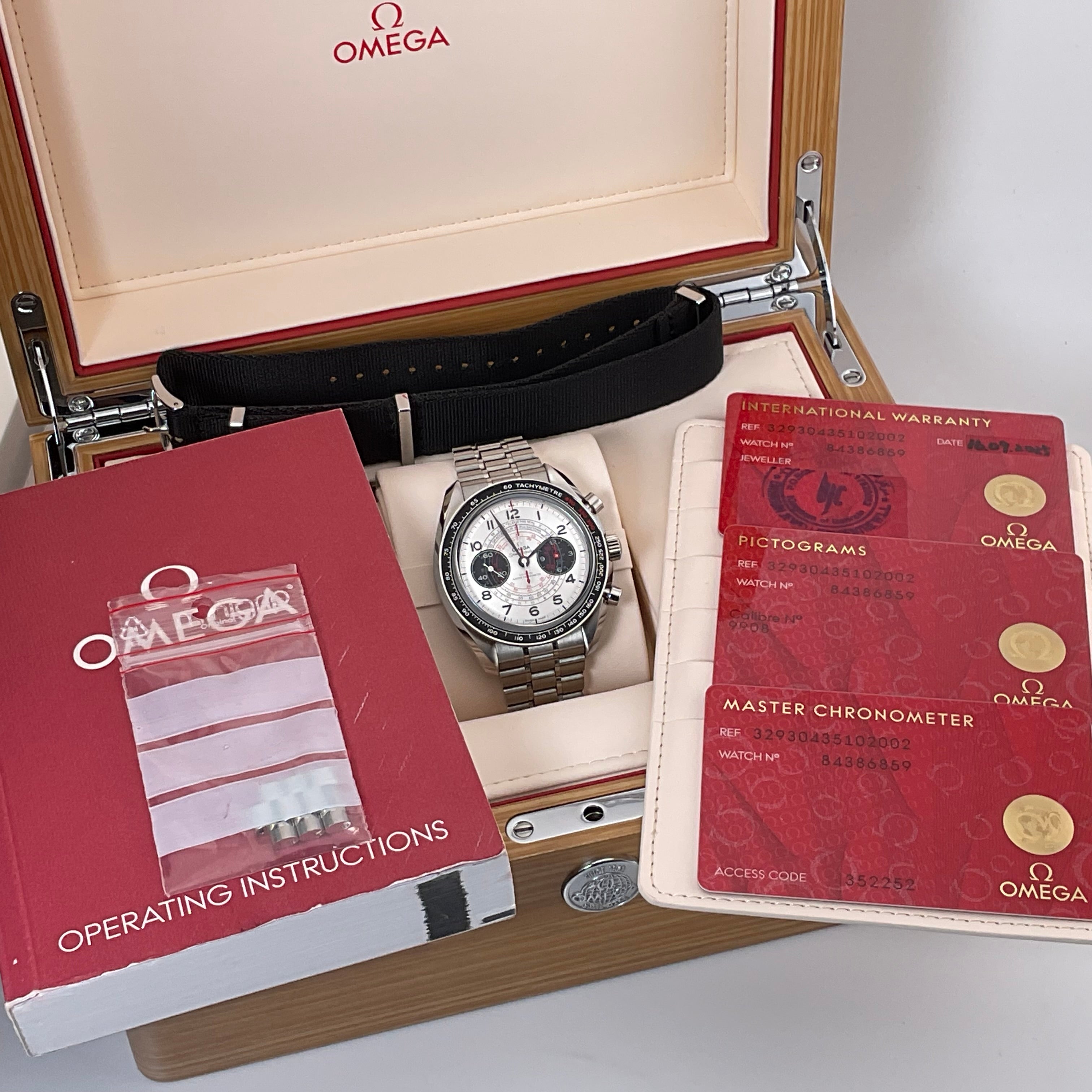 Omega Speedmaster Chronoscope | 329.30.43.51.02.002 | 2025 | full set